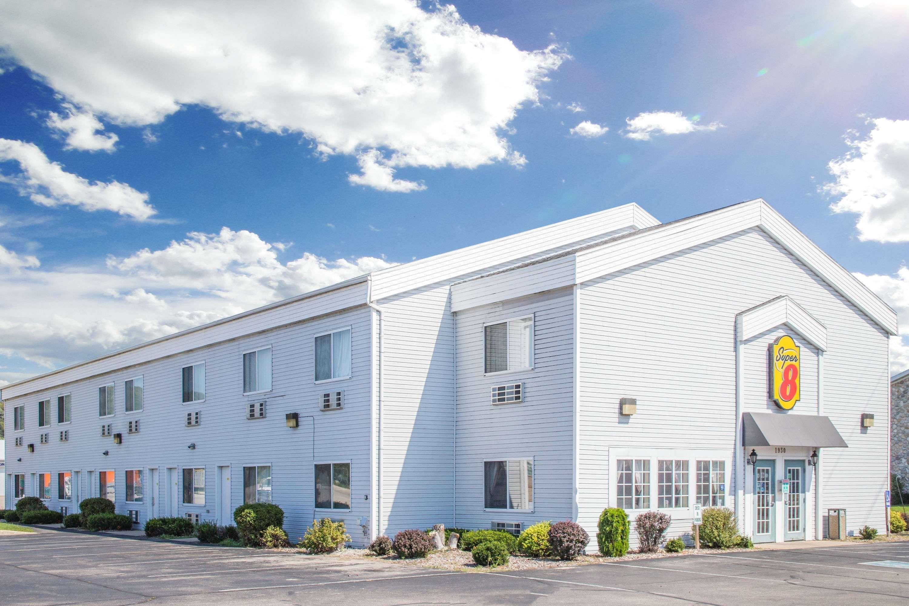 Super 8 By Wyndham Prairie Du Chien Hotel Exterior photo