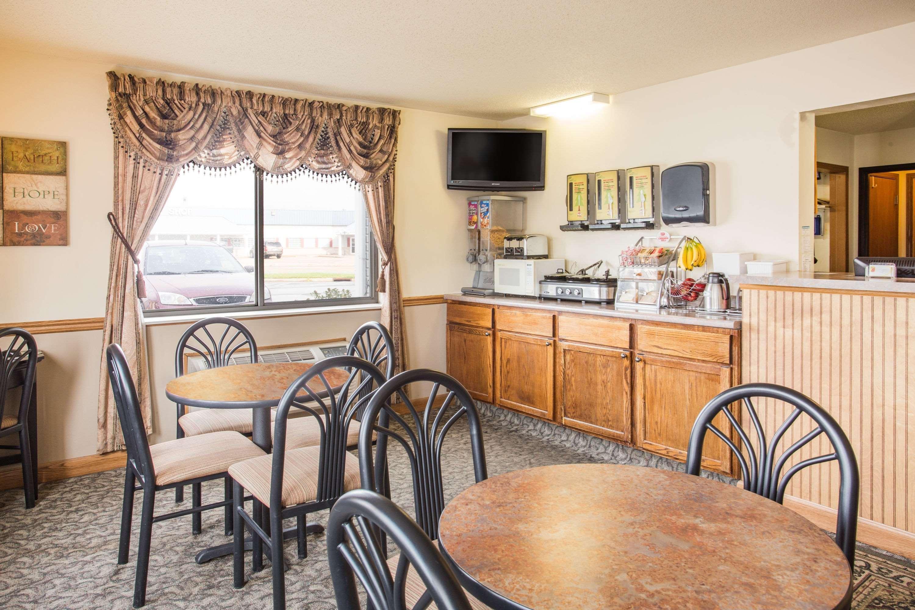 Super 8 By Wyndham Prairie Du Chien Hotel Exterior photo